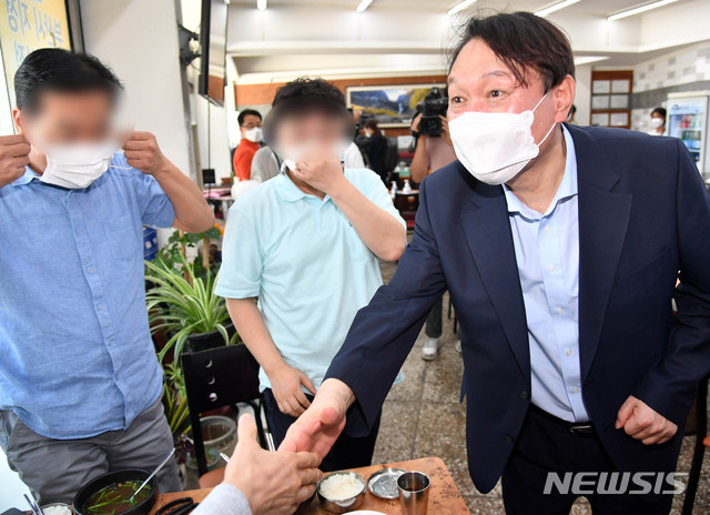 [부산=뉴시스] 하경민 기자 = 야권 대권주자인 윤석열 전 검찰총장이 27일 부산 서구의 한 식당을 방문, 식사 중이던 시민들과 인사하고 있다. 2021.07.27. yulnetphoto@newsis.com