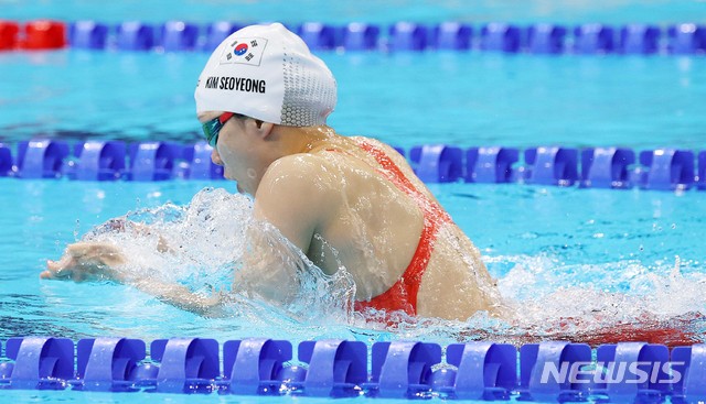[도쿄(일본)=뉴시스] 최진석 기자 = 김서영이 27일 오전 도쿄 아쿠아틱스 센터에서 열린 2020 도쿄올림픽 수영 여자 200m 개인혼영 준결승 2조에 출전해 역영하고 있다. 2021.07.27. myjs@newsis.com