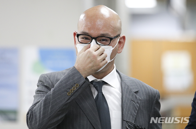 [서울=뉴시스] 정병혁 기자 = 계열사 부당지원 혐의로 기소된 이해욱 DL그룹 회장이 27일 오후 서울 서초구 서울중앙지방법원에서 열린 선고 공판에 출석하고 있다. 2021.07.27. jhope@newsis.com