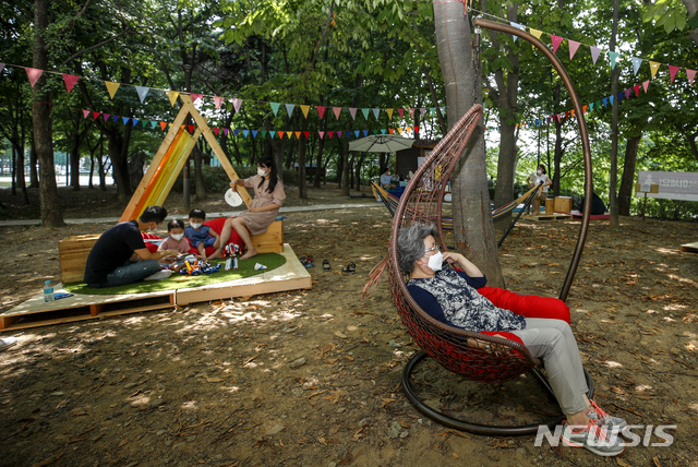 [서울=뉴시스] 정병혁 기자 = 지난 27일 서울 서초구 양재천 근린공원에 설치된 무더위 쉼터에서 한 가족이 더위를 식히고 있다. 2021.07.27. jhope@newsis.com