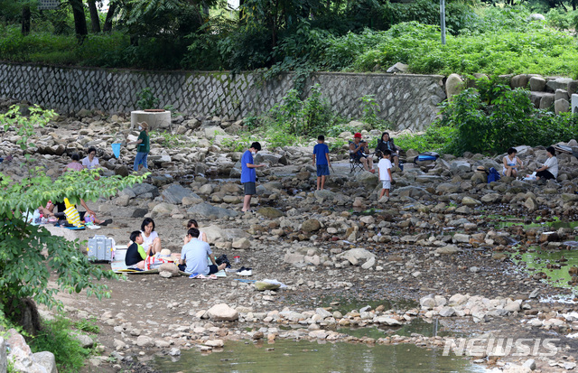 [양주=뉴시스] 배훈식 기자 = 전국이 낮 최고기온이 35도 안팎의 폭염이 계속된 지난 27일 오후 경기 양주시 송추계곡을 찾은 피서객들이 더위를 식히고 있다. 2021.07.27. dahora83@newsis.com