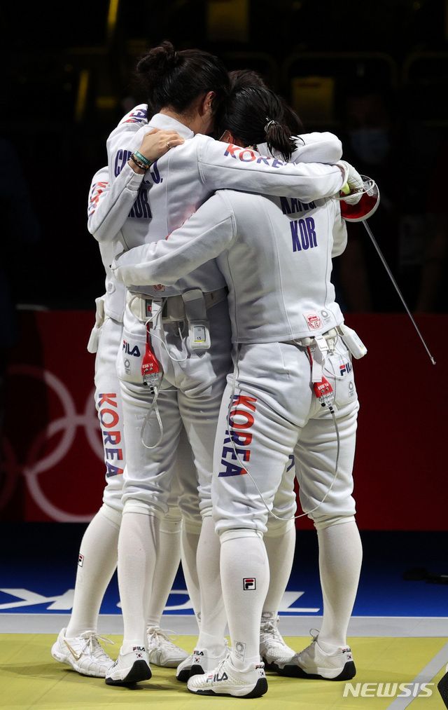 [지바(일본)=뉴시스] 이영환 기자 = 대한민국 펜싱 대표팀 최인정, 강영미, 송세라, 이혜인이 27일 오후 일본 지바 마쿠하리 메세 B홀에서 열린 도쿄올림픽 펜싱 여자 에페 단체전 4강전 중국과의 경기에서 결승 진출을 확정 짓자 기뻐하고 있다.&nbsp; 2021.07.27. 20hwan@newsis.com