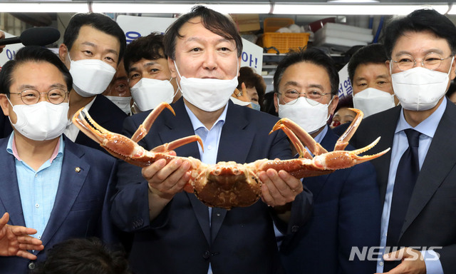 [부산=뉴시스] 야권 대권주자인 윤석열 전 검찰총장이 27일 부산 중구 자갈치시장을 방문, 킹크랩을 들어서 살펴보고 있다. 2021.07.27. (부산사진공동취재단). photo@newsis.com