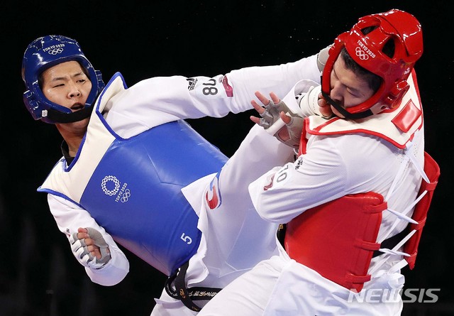 [지바(일본)=뉴시스] 최진석 기자 = 인교돈(파란색)이 27일 일본 지바 마쿠하리 메세 A홀에서 열린 도쿄올림픽 남자 태권도 +80kg급 카자흐스탄의 제파로프와의 8강 경기에서 공격을 하고 있다. 2021.07.27. myjs@newsis.com