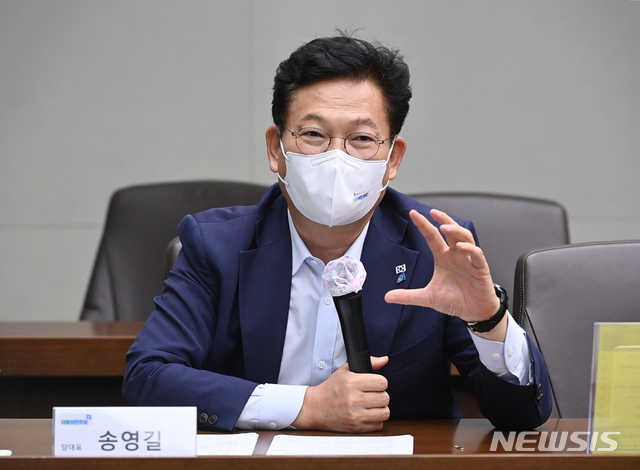 [용인=뉴시스] 김종택기자 = 송영길 더불어민주당 대표가 27일 오후 경기도 용인시 탄소중립 선도기업인 신성이엔지를 방문해 인사말을 하고 있다. 2021.07.27. jtk@newsis.com