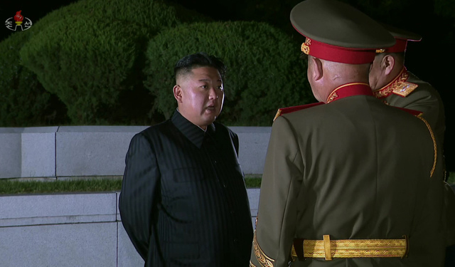 [서울=뉴시스]지난 27일 북한 조선중앙TV는 김정은 조선노동당 총비서 겸 국무위원장이 조국해방전쟁 참전열사묘를 참배했다고 방영했다. (사진=조선중앙TV 갈무리) 2021.07.27. photo@newsis.com *재판매 및 DB 금지