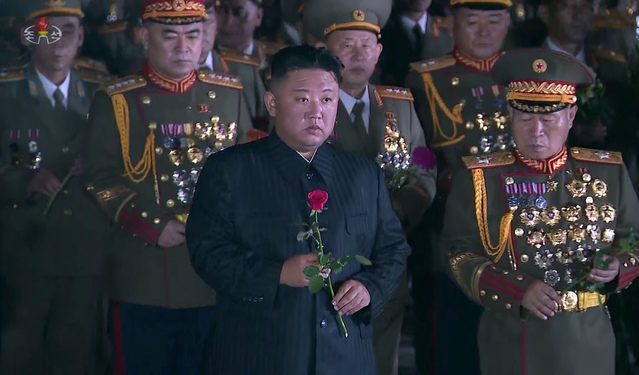 [서울=뉴시스]지난 27일 북한 조선중앙TV는 김정은 조선노동당 총비서 겸 국무위원장이 조국해방전쟁 참전열사묘를 참배했다고 방영했다. (사진=조선중앙TV 갈무리) 2021.07.27. photo@newsis.com *재판매 및 DB 금지