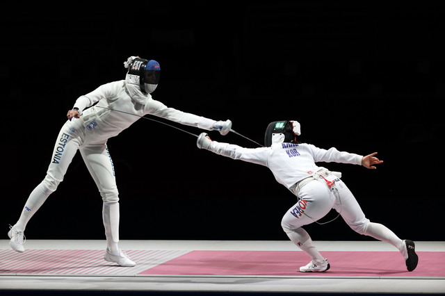 [지바(일본)뉴시스] 이영환 기자 = 대한민국 펜싱 대표팀 강영미가 27일 일본 지바 마쿠하리 메세 B홀에서 열린 도쿄올림픽 펜싱 여자 에페 단체전 결승전 에스토니아와의 경기에서 카트리나 레히스에게 공격을 시도하고 있다. 2021.07.27. 20hwan@newsis.com