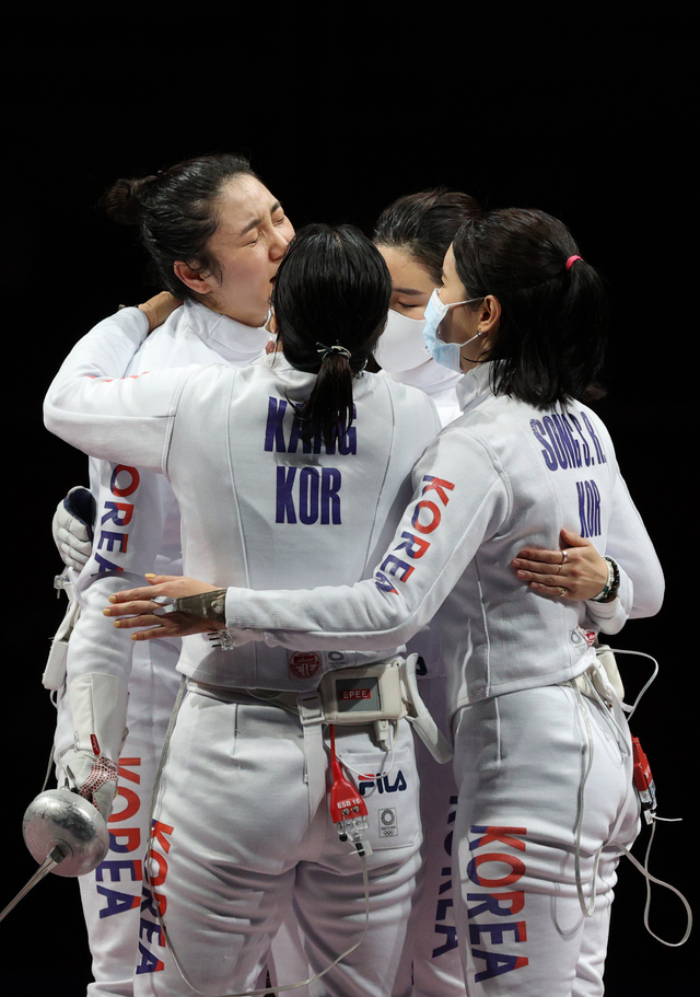 [지바(일본)=뉴시스] 이영환 기자 = 대한민국 펜싱 대표팀 최인정, 강영미, 송세라, 이혜인이 27일 오후 일본 지바 마쿠하리 메세 B홀에서 열린 도쿄올림픽 펜싱 여자 에페 단체전에서 에스토니아에 패한 뒤 서로 격려하고 있다. 2021.07.27. 20hwan@newsis.com