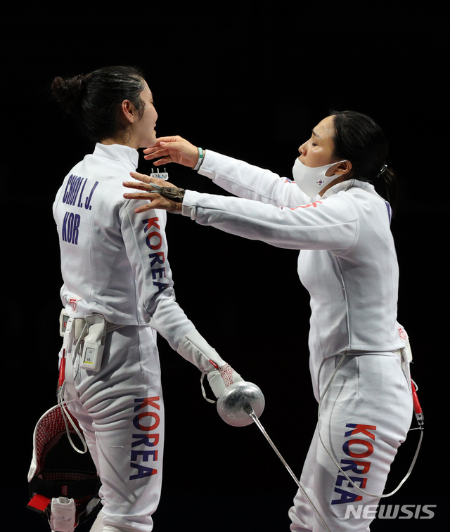 [지바(일본)=뉴시스] 이영환 기자 = 대한민국 펜싱 대표팀 최인정, 강영미가 27일 오후 일본 지바 마쿠하리 메세 B홀에서 열린 도쿄올림픽 펜싱 여자 에페 단체전 결승전에서 에스토니아에 패한 뒤 서로 격려하고 있다. 2021.07.27. 20hwan@newsis.com 