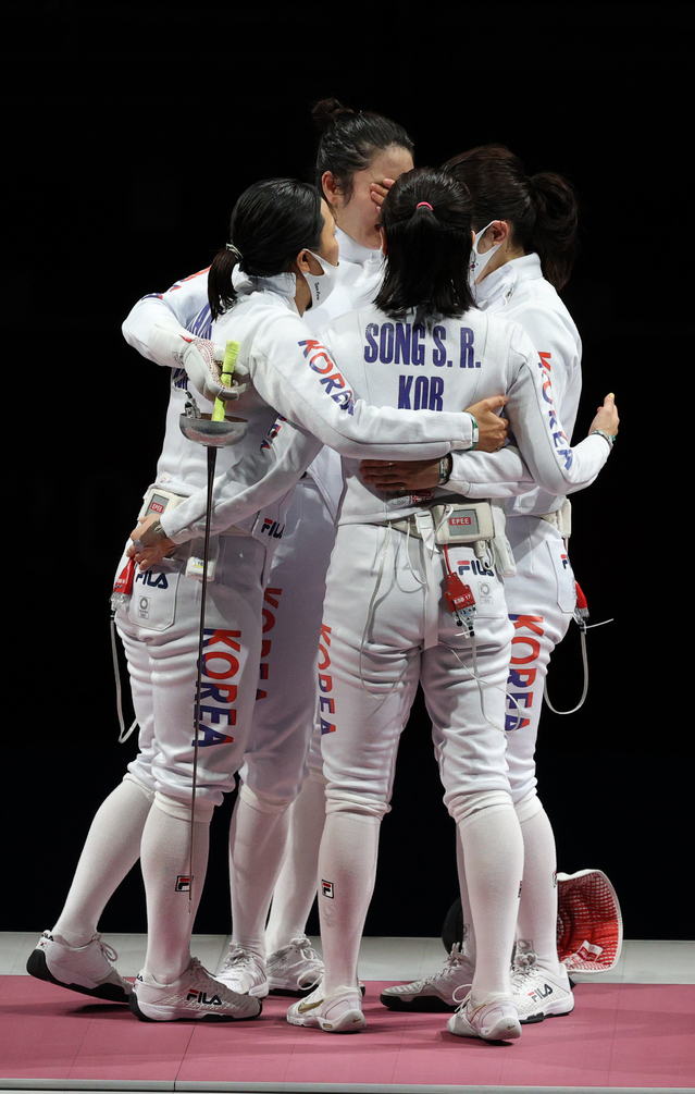 [지바(일본)=뉴시스] 이영환 기자 = 대한민국 펜싱 대표팀 최인정, 강영미, 송세라, 이혜인이 27일 오후 일본 지바 마쿠하리 메세 B홀에서 열린 도쿄올림픽 펜싱 여자 에페 단체전 결승전에서 에스토니아에 패한 뒤 서로 격려하고 있다. 2021.07.27. 20hwan@newsis.com 