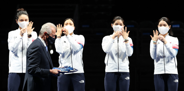 [지바(일본)=뉴시스] 이영환 기자 = 대한민국 펜싱 대표팀 최인정, 강영미, 송세라, 이혜인이 27일 오후 일본 지바 마쿠하리 메세 B홀에서 열린 도쿄올림픽 펜싱 여자 에페 단체전 결승전 에스토니아와의 경기에서 은메달을 따낸 뒤 시상식에서 반지 세리머니를 하고 있다. 2021.07.27. 20hwan@newsis.com 