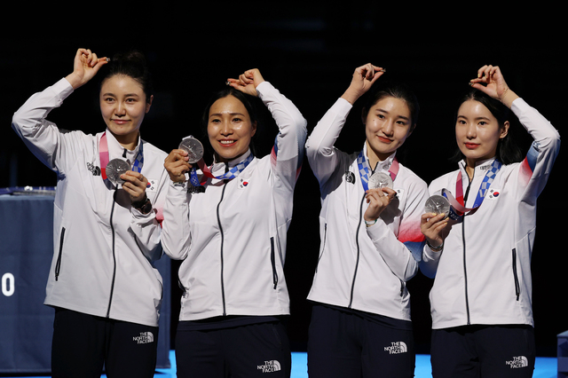 [지바(일본)=뉴시스] 이영환 기자 = 대한민국 펜싱 대표팀 최인정, 강영미, 송세라, 이혜인이 27일 오후 일본 지바 마쿠하리 메세 B홀에서 열린 도쿄올림픽 펜싱 여자 에페 단체전 결승전 에스토니아와의 경기에서 은메달을 따낸 뒤 시상식에서 기념촬영을 하고 있다. 2021.07.27. 20hwan@newsis.com