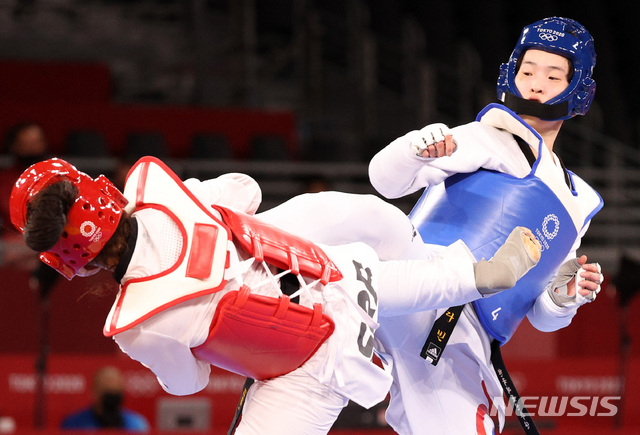 [지바(일본)=뉴시스] 이영환 기자 = 대한민국 태권도 대표 이다빈이 27일 오후 일본 지바 마쿠하리 메세 A홀에서 열린 도쿄올림픽 여자 태권도+67kg급 결승에서 세르비아 만디치와 경기를 하고 있다. 2021.07.27. 20hwan@newsis.com