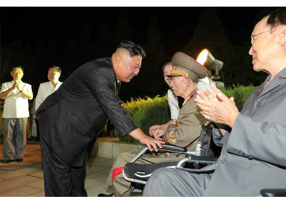 [서울=뉴시스] 전국노병대회 참석한 김정은. 2021.07.28. (사진=노동신문 캡처)