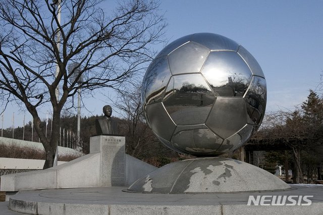 축구발전에 공헌한 고(故) 채금석(蔡金錫) 선생을 기리는 기념비가 전북 군산 월명체육관에 자리하고 있다. 1992년 '금석배 학생 축구대회'가 창설돼 해마다 전국 최대규모의 학생축구대회가 열리고 있다. (사진=뉴시스 DB)