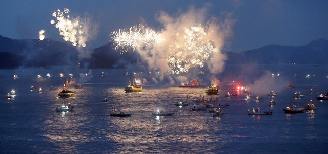 [통영=뉴시스] 신정철 기자= 경남 통영시는 코로나 19 확산 방지와 시민의 건강과 안전을 위해 제60회 통영한산대첩축제 개최를 취소한다고 28일 밝혔다. 사진은 지난 59회 축제 모습.(사진=뉴시스DB).2021.07.28. photo@newsis.com *재판매 및 DB 금지