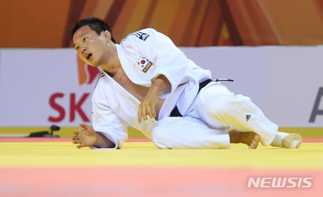 [광주=뉴시스]김진아 기자 = 지난 2015년 7월5일 광주 서구 염주빛고을체육관에서 열린 2015 광주하계유니버시아드 유도 남자 -81kg급 결승전에서 왕기춘 당시 선수가 경기를 펼치고 있다. 2015.07.05. bluesoda@newsis.com