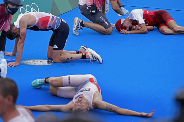 [서울=뉴시스] 도쿄올림픽 트라이애슬론 경기 마친 후 토하는 선수들(사진=AP 통신) 2021.07.28. photo@newsis.com