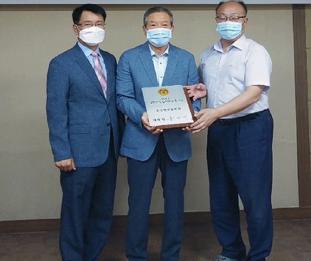 양산고용노동지청, 대한민국 일자리 으뜸기업 인증패 전수. 사진 왼쪽부터 유해종 지청장, 성순환 웅상센텀힐병원 이사장, 황장원 부원장. *재판매 및 DB 금지