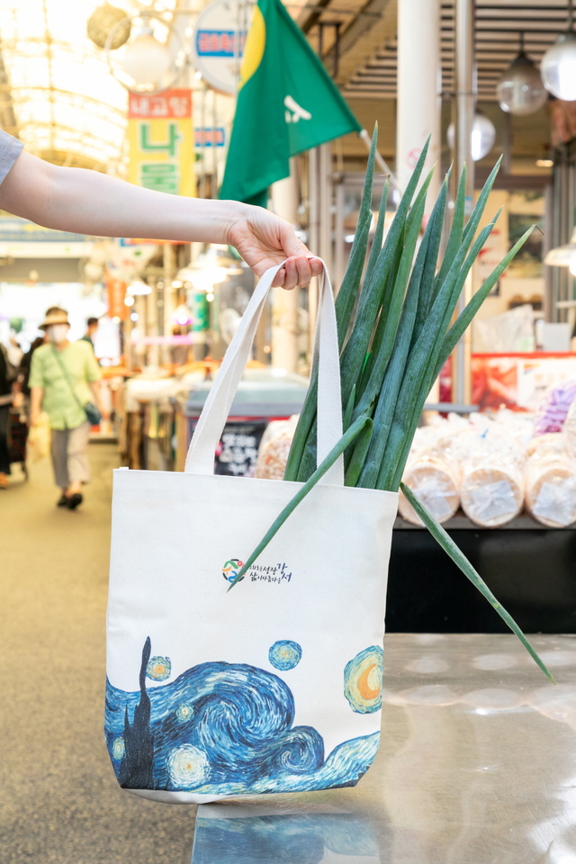 [서울=뉴시스] 서울 강서구의 전통시장 장바구니 대여 사업. (사진=강서구 제공) 2021.07.28. photo@newsis.com&nbsp; *재판매 및 DB 금지
