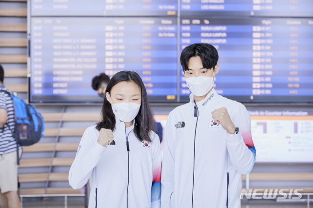 [서울=뉴시스] 첫 올림픽에 출전하는 스포츠클라이밍 국가대표 서채현(왼쪽)·천종원 선수가 28일 일본으로 출국했다. (사진=대한산악연맹 제공) 2021.07.28. photo@newsis.com