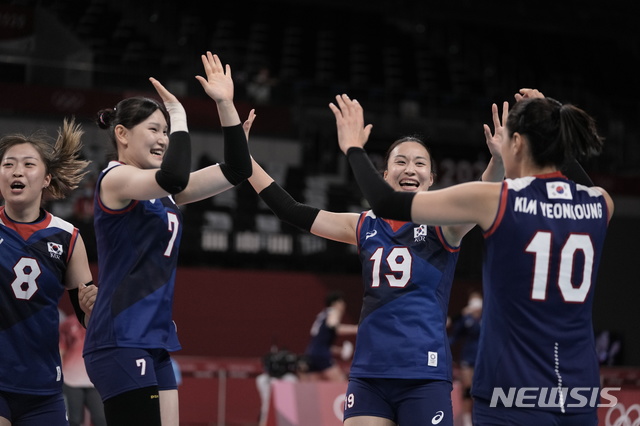 [도쿄=AP/뉴시스] 한국 여자배구 대표팀(14위)의 표승주(19)가 27일 일본 도쿄 아리아케 아레나에서 열린 조별리그 A조 2차전 케냐(24위)와의 경기 중 득점 후 동료들과 기뻐하고 있다. 한국은 케냐를 세트 스코어 3-0(25-14 25-22 26-24)으로 누르고 첫 승을 따내 1승1패를 기록했다. 2021.07.28.