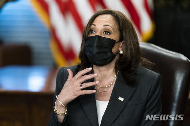 [워싱턴=AP/뉴시스] 지난 27일(현지시간) 카멀라 해리스 미국 부통령이 미국 워싱턴 백악관에서 가진 원주민 지도자들과 면담에서 발언하고 있다. 2021.07.30.