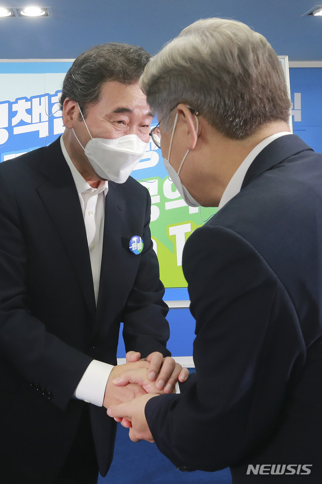 [서울=뉴시스] 국회사진기자단 = 28일 서울 여의도 중앙당사에서 열린 제20대 대선 후보자 '원팀' 협약식을 마친 이재명 경기도지사와 이낙연 전 대표가 인사하고 있다.&nbsp; 2021.07.28. photo@newsis.com
