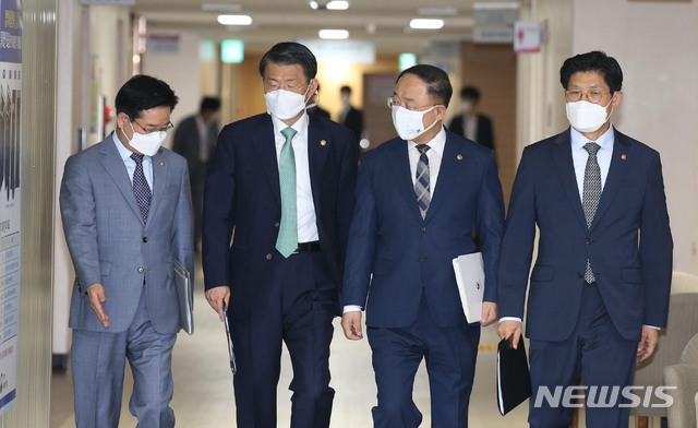 [서울=뉴시스] 김명원 기자 = 홍남기 경제부총리 겸 기획재정부 장관, 노형욱 국토교통부 장관, 은성수 금융위원장, 김창룡 경찰청장이 28일 오전 서울 종로구 정부서울청사에서 열린 부동산 관계부처 합동브리핑을 하기 위해 브리핑룸에 입장하고 있다. (공동취재사진) 2021.07.28. photo@newsis.com