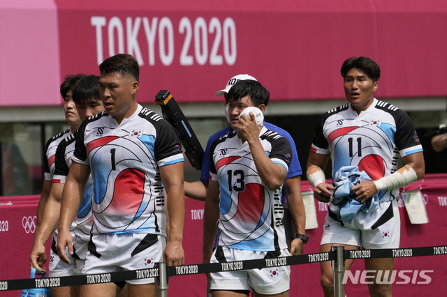 [도쿄=AP/뉴시스] 한국 남자 럭비대표팀 선수들이 28일 일본 도쿄스타디움에서 열린 7인제 럭비 11-12위 결정전에서 일본에 패한 뒤 경기장을 나서고 있다. 한국은 일본에 19-31로 패하면서 최하위인 12위로 첫 올림픽 여정을 마쳤다. 2021.07.28.