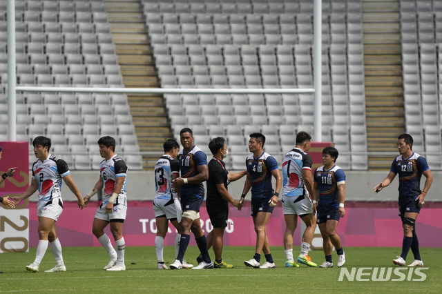 [도쿄=AP/뉴시스] 한국 남자 럭비대표팀 선수들이 28일 일본 도쿄스타디움에서 열린 7인제 럭비 11-12위 결정전에서 일본에 패한 뒤 일본 선수들과 악수하고 있다. 한국은 일본에 19-31로 패하면서 최하위인 12위로 첫 올림픽 여정을 마쳤다. 2021.07.28.