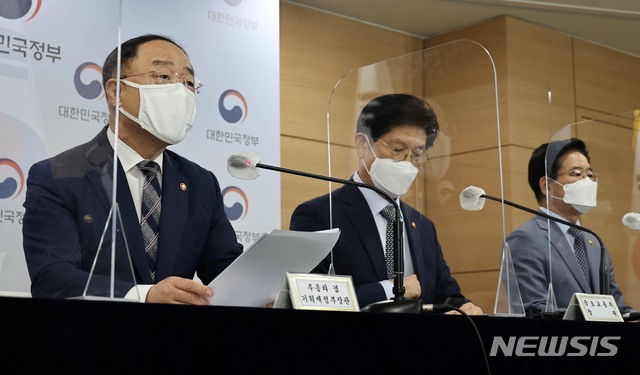 [서울=뉴시스] 김명원 기자 = 홍남기 부총리 겸 기획재정부 장관이 28일 서울 광화문 정부서울청사에서 열린 부동산 관계부처 합동브리핑에서 '부동산 시장 안정을 위해 국민께 드리는 말씀'을 낭독하고 있다. (공동취재사진) 2021.07.28. photo@newsis.com