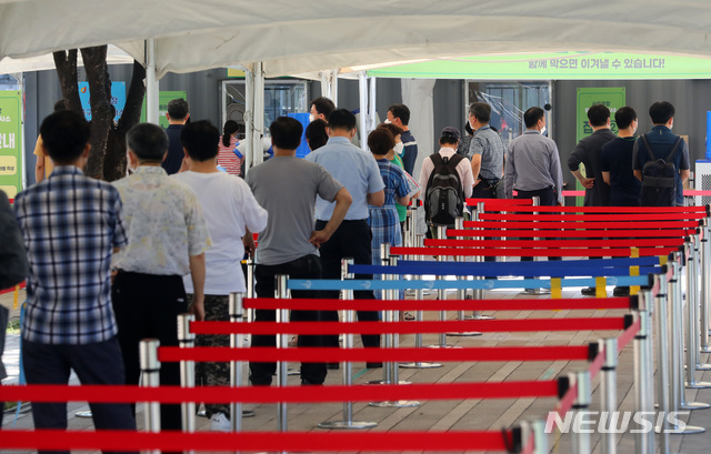 [서울=뉴시스] 배훈식 기자 = 코로나19 신규 확진자 수가 1896명으로 역대 최다를 기록한 28일 오전 서울 중구 서울광장 임시선별검사소에서 검사를 받으려는 시민들이 줄을 서고 있다. 2021.07.28. dahora83@newsis.com