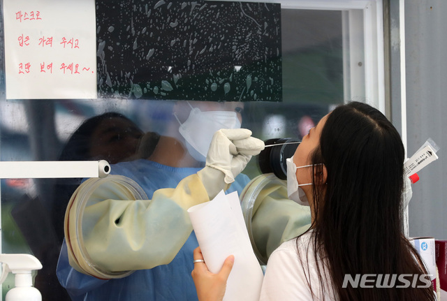 [서울=뉴시스] 배훈식 기자 = 코로나19 신규 확진자 수가 1896명으로 역대 최다를 기록한 28일 오전 서울 중구 서울광장 임시선별검사소에서 한 시민이 검사를 받고 있다. 2021.07.28. dahora83@newsis.com