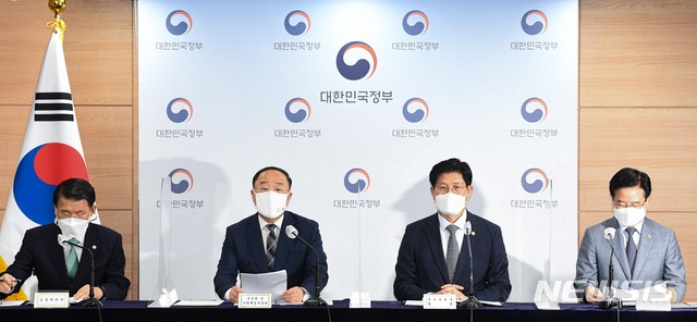 [서울=뉴시스] 김명원 기자 = 홍남기 부총리 겸 기획재정부 장관이 28일 서울 종로구 정부서울청사에서 열린 부동산 관계부처 합동브리핑에서 '부동산 시장 안정을 위해 국민께 드리는 말씀'을 낭독하고 있다. 왼쪽부터 은성수 금융위원장, 홍 부총리, 노형욱 국토교통부 장관, 김창룡 경찰청장. (공동취재사진) 2021.07.28. photo@newsis.com