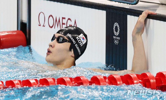 [도쿄(일본)=뉴시스] 최진석 기자 = 대한민국 황선우가 28일 도쿄 아쿠아틱스 센터에서 열린 남자 100m 자유형 준결승 1조에서 패드를 터치 뒤 기록을 보고 있다. 2021.07.25. myjs@newsis.com