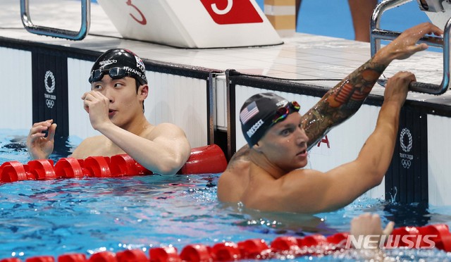 [도쿄(일본)=뉴시스] 최진석 기자 = 대한민국 황선우가 28일 도쿄 아쿠아틱스 센터에서 열린 남자 100m 자유형 준결승 1조에서 역영 뒤 기록을 살펴보고 있다. 2021.07.28. myjs@newsis.com