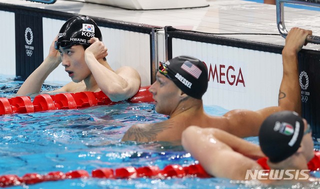 [도쿄(일본)=뉴시스] 최진석 기자 = 대한민국 황선우가 28일 도쿄 아쿠아틱스 센터에서 열린 남자 100m 자유형 준결승 1조에서 역영 뒤 미국의 카엘렙 드레셀과 기록을 살펴보고 있다. 2021.07.28. myjs@newsis.com