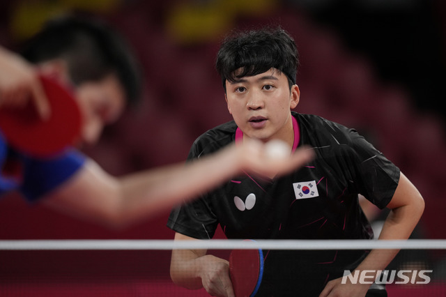 [도쿄=AP/뉴시스] 정영식(13위)이 28일 일본 도쿄체육관에서 열린 탁구 남자 단식 8강전에서 판전둥(1위·중국)과 경기하고 있다. 정영식은 판정둥에게 세트 스코어 0-4(10-12 9-11 6-11 5-11)로 완패하며 준결승 진출이 무산됐다. 2021.07.28.