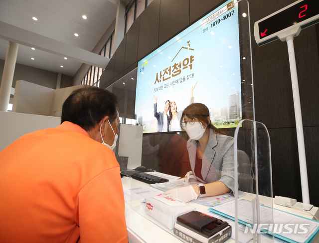 [서울=뉴시스] 조수정 기자 = 3기 신도시를 비롯한 수도권 신규택지 사전청약 접수가 시작된 28일 오전 서울 송파구 장지동 성남복정1지구 위례 현장접수처에서 등 청약 희망자들이 접수를 하고 있다. 이날은 '공공분양 특별공급' 및 '신혼희망타운 해당지역 거주자'에 한해 접수가 시작됐다. 현장접수는 만65세 및 장애인만 가능하다. 2021.07.28. chocrystal@newsis.com