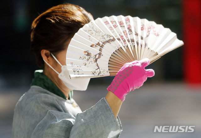 [서울=뉴시스] 홍효식 기자 = 연일 이어지는 폭염에 모자·양산·쿨토시·선글라스 등 다양한 자외선 차단 용품 수요가 늘어나고 있는 지난 28일 서울 중구 거리에서 한 시민이 삼베옷, 쿨장갑, 쿨스카프 등을 착용한 채 부채로 햇빛을 가리고 있다. 2021.07.28. yesphoto@newsis.com