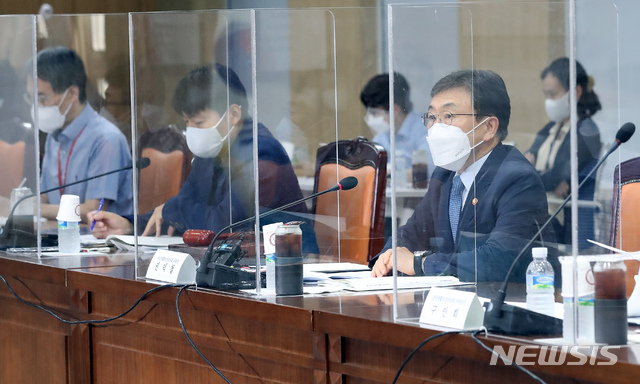 [세종=뉴시스] 강종민 기자 = 권덕철 보건복지부 장관이 28일 오후 정부세종청사에서 열린 제63차 중앙생활보장위원회에서 모두발언을 하고 있다. 2021.07.28. ppkjm@newsis.com