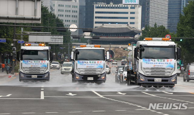 [서울=뉴시스] 배훈식 기자 = 서울 낮 최고기온 36도 등 전국에 폭염이 계속된 28일 오후 서울 중구 세종대로에서 시 관계자들이 물차를 동원해 폭염 대비 물청소를 하고 있다. 2021.07.28. dahora83@newsis.com