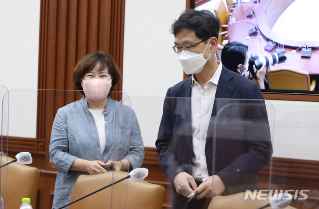 [서울=뉴시스] 김명원 기자 = 이승복(오른쪽) 청와대 교육비서관과 정춘생 청와대 여성가족비서관이 28일 서울 종로구 정부서울청사에서 세종-서울 영상으로 열린 제13차 포용국가 실현을 위한 사회관계장관회의에 참석하고 있다. 2021.07.28. kmx1105@newsis.com