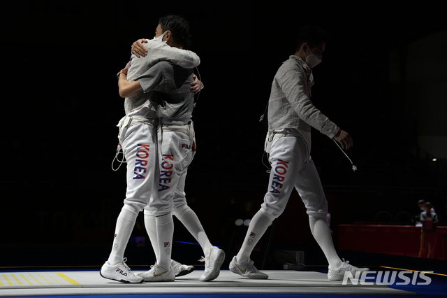 [지바=AP/뉴시스] 한국 펜싱 남자 사브르 대표팀이 28일 일본 지바의 마쿠하리 메세에서 열린 펜싱 남자 사브르 단체전 준결승에서 독일을 물리치고 결승에 진출하며 환호하고 있다. 오상욱, 구본길, 김정환, 김준호로 구성된 남자 대표팀은 독일을 45-42로 꺾고 결승에 진출했다. 2021.07.28.