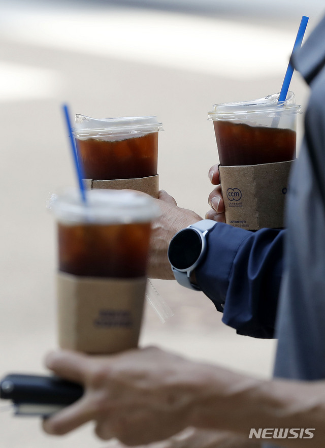 [서울=뉴시스] 홍효식 기자 = 연일 폭염이 이어지고 있는 28일 서울 중구 거리에서 시민들이 아이스 아메리카노를 들고 이동하고 있다. 2021.07.28. yesphoto@newsis.com