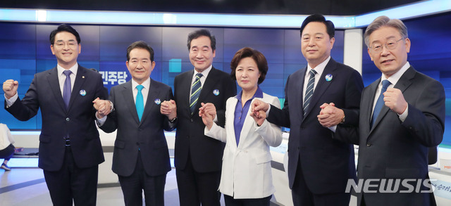 [서울=뉴시스] 국회사진기자단 = 더불어민주당 대선 경선 후보들이 28일 서울 중구 매경미디어센터 MBN스튜디오에서 열린 본경선 TV 토론회에 앞서 기념촬영하고 있다. 왼쪽부터 박용진, 정세균, 이낙연, 추미애, 김두관, 이재명 후보. 2021.07.28. photo@newsis.com