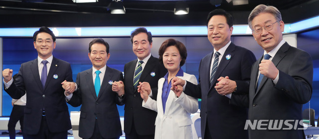 [서울=뉴시스] 국회사진기자단 = 더불어민주당 대선 경선 후보들이 28일 서울 중구 매경미디어센터 MBN스튜디오에서 열린 본경선 TV 토론회에 앞서 기념촬영하고 있다. 왼쪽부터 박용진, 정세균, 이낙연, 추미애, 김두관, 이재명 후보. 2021.07.28. photo@newsis.com