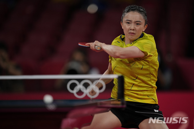 [도쿄=AP/뉴시스] 전지희(14위)가 28일 일본 도쿄의 메트로폴리탄 체육관에서 열린 탁구 여자 단식 8강전에서 이토 미마(2위·일본)와 경기하고 있다. 전지희는 이토에게 세트 스코어 0-4(5-11 1-11 10-12 6-11)로 완패하며 4강 진출에 실패했다. 2021.07.28.